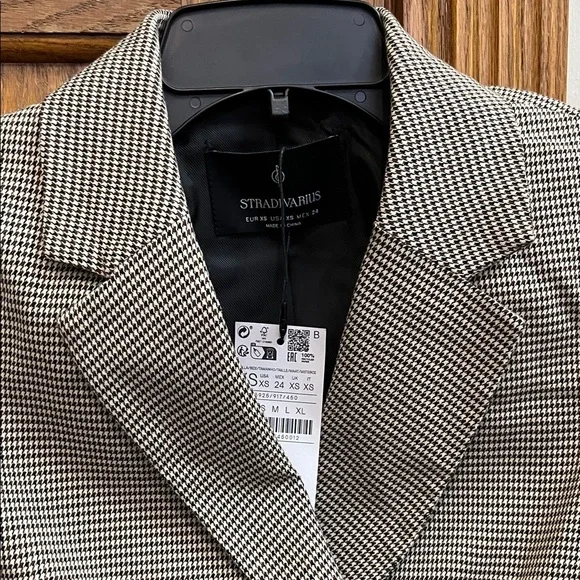 Stradivarius Women's Black, Brown, & Cream Cropped Blazer - Picture 6 of 9